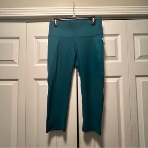 Old Navy Active Elevate Built In Sculpt Capri Leggings Teal Green Size Large NWT